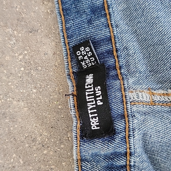 PrettyLittleThing Denim Blue Women's Shorts Frayed Hem Sz 26 - Picture 2 of 5